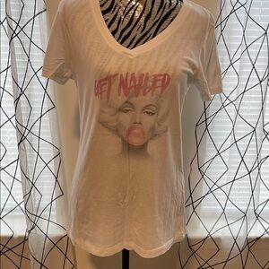 White Marilyn Monroe Blewing Bubble Graphic V-Neck T-Shirt Women’s XL